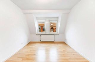 Wohnung kaufen in 90441 Schweinau, HEGERICH: Attraktive 2-Zimmer-Wohnung mit Dachgeschoss-Charme für Singles, Paare oder Kapitalanleger