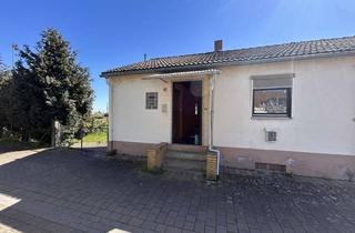Haus kaufen in 67269 Grünstadt, Handwerkerobjekt in Grünstadt: DHH mit Garten, Garage und Potenzial