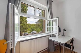 Wohnung kaufen in Manteuffelstrasse, 12103 Tempelhof, Modernisierter Altbaucharme mit Parkblick - renovierte, großzügige 2-Zimmer Wohnung