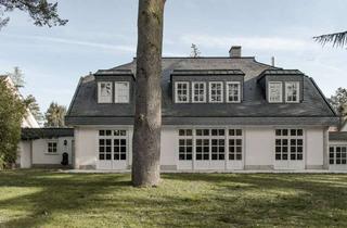 Villa kaufen in 60598 Sachsenhausen, Imposante Villa im französischen Stil mit separatem Gästetrakt, Spa, 3 Kaminen und Parkgrundstück