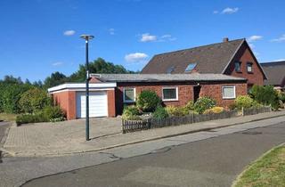 Haus kaufen in 24783 Osterrönfeld, Bungalow in ruhiger Kanallage mit Garage und großem Potenzial