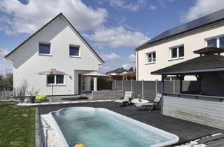 Einfamilienhaus kaufen in 14641 Nauen, Provisionsfrei: Modernes, freistehendes Einfamilienhaus mit wunderschönem Garten und Pool in grüner und ruhiger Einfamilienhaus-Gegend