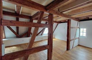 Wohnung kaufen in 71083 Herrenberg, Charmante 3,5 bis 5,5-Zimmer Maisonette im 3./4. OG am Marktplatz