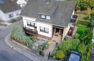 Haus kaufen in 66693 Mettlach, Mettlach - Schönes freistehendes Ein - bis Zweifamilienhaus mit Balkon und Garten zu verkaufen + Garage und 4 Schlafzimmern uvm.