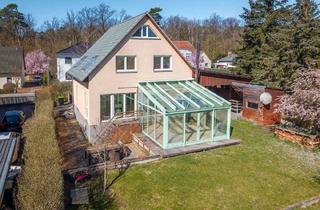 Einfamilienhaus kaufen in 14612 Falkensee, Falkensee - KENSINGTON - Exklusiv -(T)Raum für Familien - Teich, Sauna, Wintergarten, Kamin, Terrasse