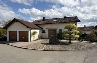 Einfamilienhaus kaufen in Dahlienweg, 88339 Bad Waldsee, Großzügiges freistehendes Einfamilienhaus mit großem Garten, Kamin & vermieteter Dachwohnung