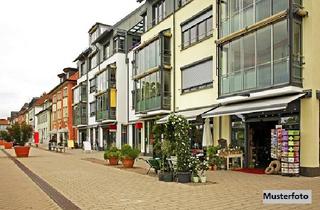 Haus kaufen in 08547 Jößnitz, Freistehendes Wohn- und Geschäftshaus mit ehem. Saalgebäude und Reihengaragen