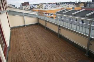 Wohnung kaufen in 18055 Stadtmitte, vermietete 4- Raumwohnung mit Dachterrasse, Einbauküche, Vollbad mit Eckbadewanne und Laminat