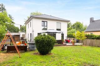 Villa kaufen in 15370 Petershagen, Moderne Stadtvilla + renovierte Remise: Mehrfamilienwohnen in Petershagen!