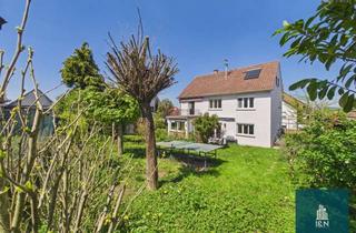 Haus kaufen in 71729 Erdmannhausen, RAUMWUNDER - Großes Ein-bis Zweifamilienhaus mit 3 Garagen und großem Garten