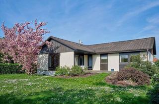 Haus kaufen in 94369 Rain, Ihr Zuhause für jede Lebensphase: Modernisierter Bungalow mit Luftwärmepumpe, Terrasse & Traumgarten