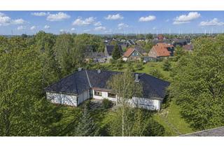 Haus kaufen in 25554 Wilster, Komfortables Wohnen auf einer Ebene – Bungalow mit exklusiver Wellnessoase und Indoor-Pool