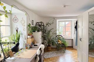 Wohnung kaufen in 93047 Innenstadt, Charmante 2-Zimmer-Altbauwohnung nahe Donau & Regensburger Altstadt