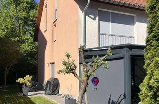 Haus kaufen in 71686 Remseck, Neuwertiges REH mit großem Garten in Pattonville, moderner Küche und charmantem Wintergarten–Privat