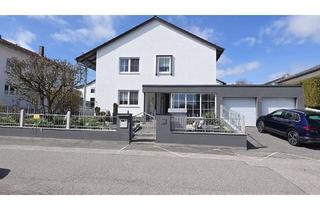 Haus kaufen in 84036 Kumhausen, Laufend saniertes Zweifamilienhaus Landshut-Süd mit hochwertiger Gartenanlage und Doppelgarage