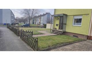 Haus kaufen in Egerländer Straße, 38364 Schöningen, Reihenendhaus mit großem Grundstück und Entwicklungspotenzial