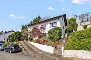 Haus kaufen in 57413 Finnentrop, Zweifamilienhaus mit Terasse, Balkon und Carport in Heggen