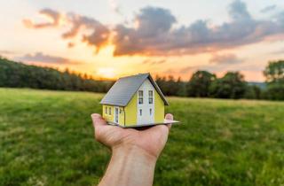 Immobilie kaufen in 94124 Büchlberg, Büchlberg:Exklusives Baugrundstück mit 1.800 m² in Aussichtslage – Seltene Gelegenheit