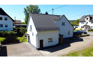 Einfamilienhaus kaufen in 57223 Kreuztal, Viel Platz für die Familie: Einfamilienhaus mit Doppelgarage und Garten