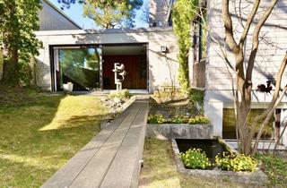 Einfamilienhaus kaufen in 85521 Ottobrunn, Exklusives Architekten-Einfamilienhaus mit privatem Gartenrefugium & Modernisierungspotenzial