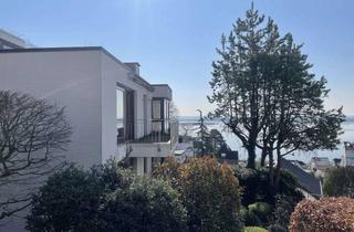 Wohnung kaufen in Strandtreppe, 22587 Blankenese, Wohnung mit weiträumigem Elbblick und zwei Stellpätzen unmittelbar vor der Tür