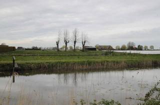 Grundstück zu kaufen in 25348 Engelbrechtsche Wildnis, Genehmigtes Baugrundstück am Wasser nahe Hamburg – 320 m² Wohnprojekt möglich!