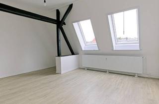 Wohnung mieten in 24114 Kiel, Stilvolle ruhige 3-Zi-Dachgeschosswohnung – eigene Etage, Dachbalken & Gartenmitnutzung