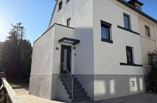 Haus kaufen in 66130 Saarbrücken, Traumhaus statt Eigentumswohnung: kernsanierte DHH mit Garten, Balkon & Ausbaupotenzial