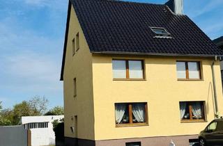 Haus kaufen in 53879 Euskirchen, Euskirchen - Wohnhaus mit Halle und Gartenareal in Euskirchen: Ideal für Eigennutzer & Anleger.