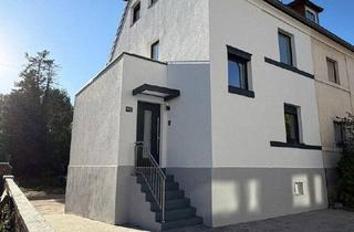 Doppelhaushälfte kaufen in 66130 Saarbrücken, Saarbrücken - Traumhaus statt Eigentumswohnung: kernsanierte DHH mit Garten, Balkon & Ausbaupotenzial