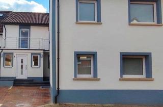 Haus kaufen in 75056 Sulzfeld, Sulzfeld - Modernisiertes Haus mit separater Wohnung | Hof & Stellplatz