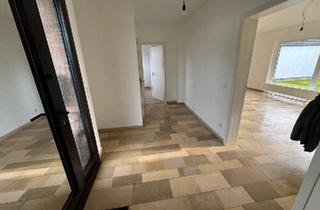 Haus kaufen in 47198 Duisburg, Duisburg - Saniertes BungalowHaus mit Garten 320qm top Lage zum Verkauf