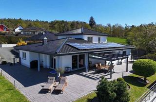 Haus kaufen in 35649 Bischoffen, Moderner Chalet-Bungalow in ruhiger Ortsrandlage mit Doppelgarage und Aartalseeblick