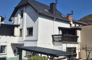 Einfamilienhaus kaufen in Oberdorfstraße 15, 56332 Löf, Großzügiges Einfamilienhaus in Kattenes mit Balkon, Garagen & Potenzial