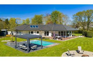 Haus kaufen in 24960 Munkbrarup, Exklusiver Bungalow bei Glücksburg in Meernähe, parkähnliches Grundstück, Pool und Saunahaus