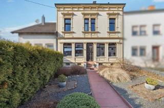 Haus kaufen in 66740 Saarlouis, Saarlouis - Ein Zuhause für Generationenwohnen - Stilvolle Architektur trifft auf Raumvielfalt