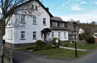 Haus kaufen in 57334 Bad Laasphe, Bad Laasphe - Ehemalige Schule Mehrzweckgebäude mit viel Platz in Bad Laasphe