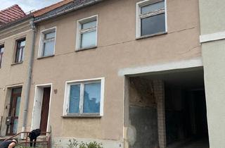 Haus kaufen in 17087 Altentreptow, Altentreptow - Sanierungsbedürftiges Haus in zentraler Lage