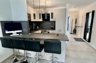Wohnung kaufen in 89150 Laichingen, Laichingen - Moderne 2 Zimmer Wohnung kernsaniert, Balkon, EBK, TG optional