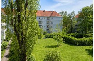 Wohnung kaufen in Manteuffelstraße, 12103 Berlin, Berlin - Sanierungsbedürftige Altbauwohnung mit Balkon und viel Gestaltungspotenzial