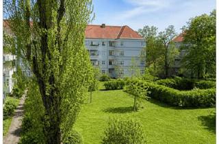 Wohnung kaufen in Manteuffelstraße, 12103 Berlin, Berlin - Sanierungsbedürftige Altbauwohnung mit Balkon und viel Gestaltungspotenzial