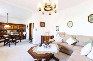 Wohnung kaufen in 25436 Uetersen, Erdgeschosswohnung mit großzügigem Garten, überdachter Terrasse, Garage und separatem Zugang im 2-FH