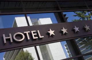 Gewerbeimmobilie kaufen in 95444 Bayreuth, Bayreuth - Viel Substanz - wenig Geld Großes Hotel m. Potential nach Revitalisierung o. anderweitige Nutzung!