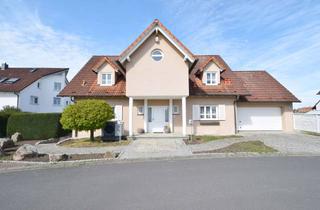 Einfamilienhaus kaufen in 63762 Großostheim, Endlich Platz für alle – Stilvolles Einfamilienhaus mit ELW... Energiebedarf nur 70,6 kWh!