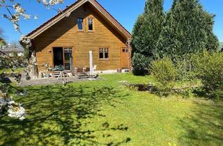 Haus kaufen in 25712 Burg, Burg (Dithmarschen) - Behaglich wohnen im Blockhaus + gestalten im Garten mitten im Ort