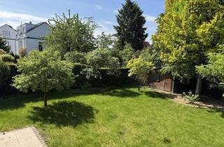 Villa kaufen in 65760 Eschborn, Villa mit großzügigem Raumkonzept, Au-pair-Apartment und PV-Anl., courtagefrei