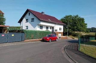 Haus kaufen in 35321 Laubach, Laubach - Zweifamilienhaus mit einliegender Einbauwohnung in Feldrandlage