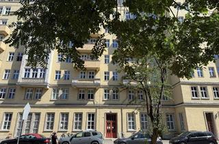 Wohnung kaufen in Strausberger Platz, 10243 Friedrichshain, Gut vermietete 3-Zimmer-Wohnung im Henselmannbau, unweit dem Strausberger Platz ***Lift***Wannenbad*