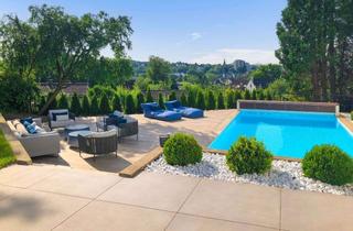 Haus kaufen in 45470 Holthausen, Erste Adresse: 9-Zi-Bungalow mit Panoramablick! Parkgrdst. ca. 1.716 m². Pool. 2 Garagen.