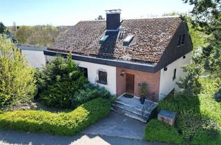 Einfamilienhaus kaufen in 60388 Frankfurt, Großzügiges Wohnen in Hanglage – Einfamilienhaus mit geräumiger Einliegerwohnung und attraktiver Rendite